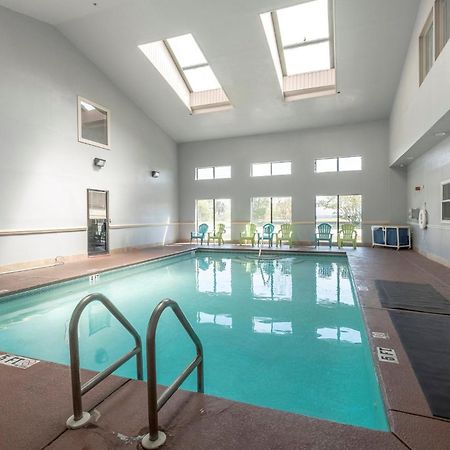 Red Roof Inn & Suites Pensacola-Nas Corry Beach Haven Bagian luar foto