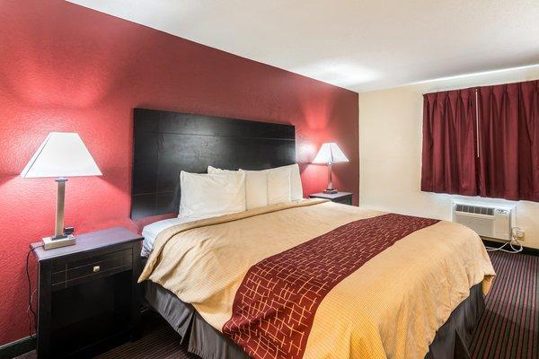 Red Roof Inn & Suites Pensacola-Nas Corry Beach Haven Bagian luar foto