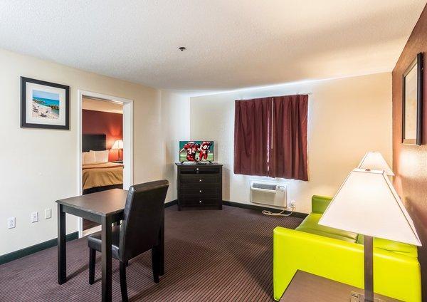 Red Roof Inn & Suites Pensacola-Nas Corry Beach Haven Bagian luar foto