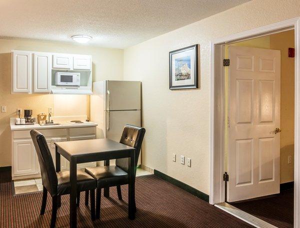 Red Roof Inn & Suites Pensacola-Nas Corry Beach Haven Bagian luar foto
