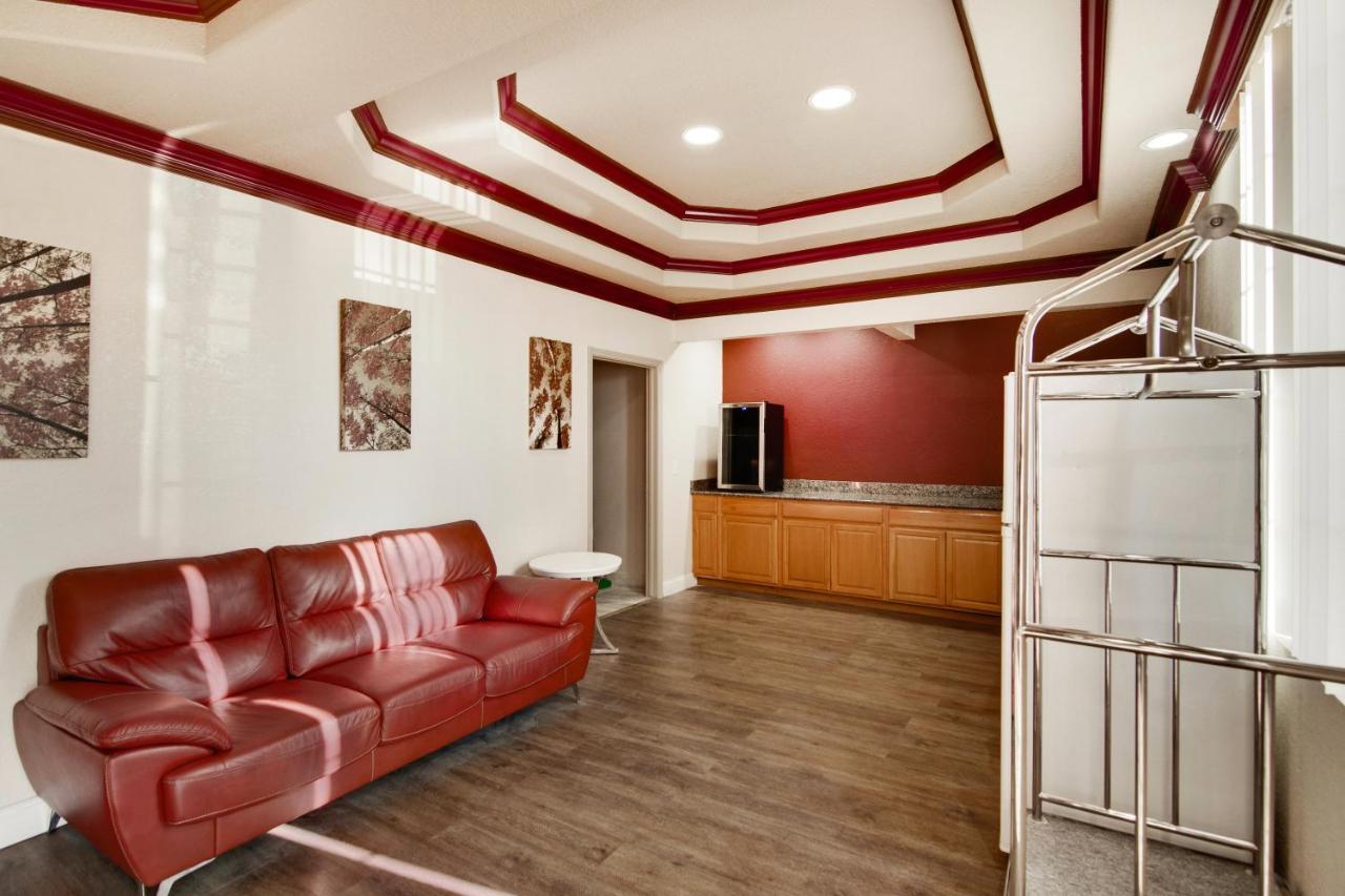 Red Roof Inn & Suites Pensacola-Nas Corry Beach Haven Bagian luar foto