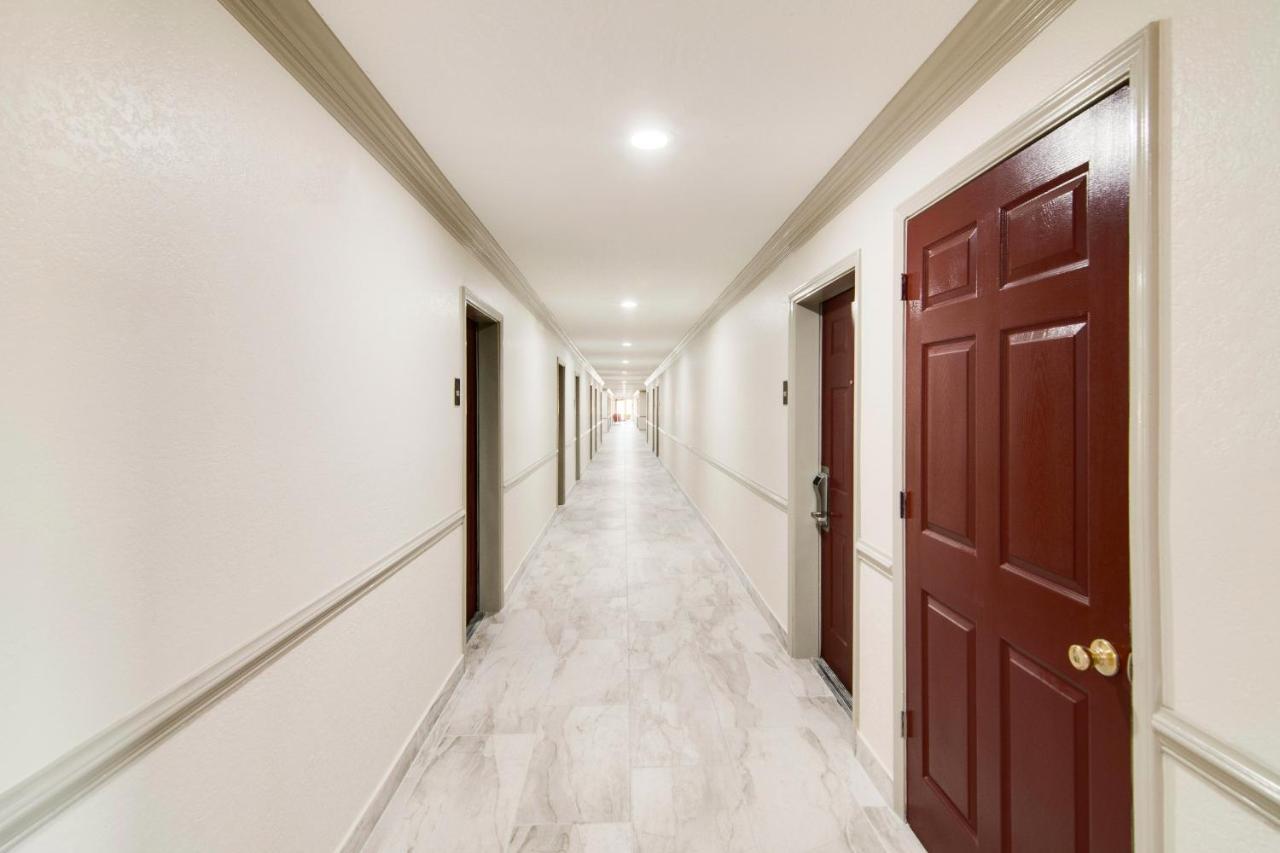 Red Roof Inn & Suites Pensacola-Nas Corry Beach Haven Bagian luar foto