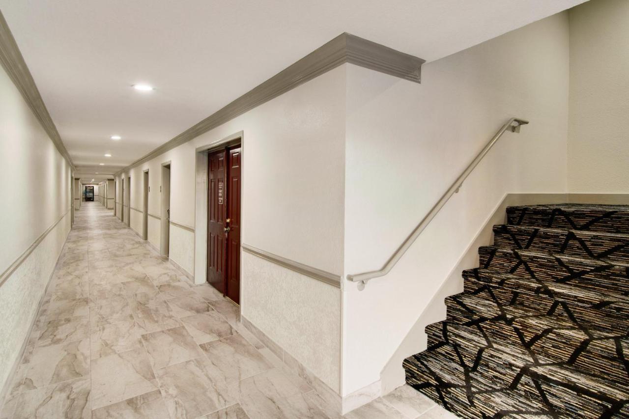 Red Roof Inn & Suites Pensacola-Nas Corry Beach Haven Bagian luar foto