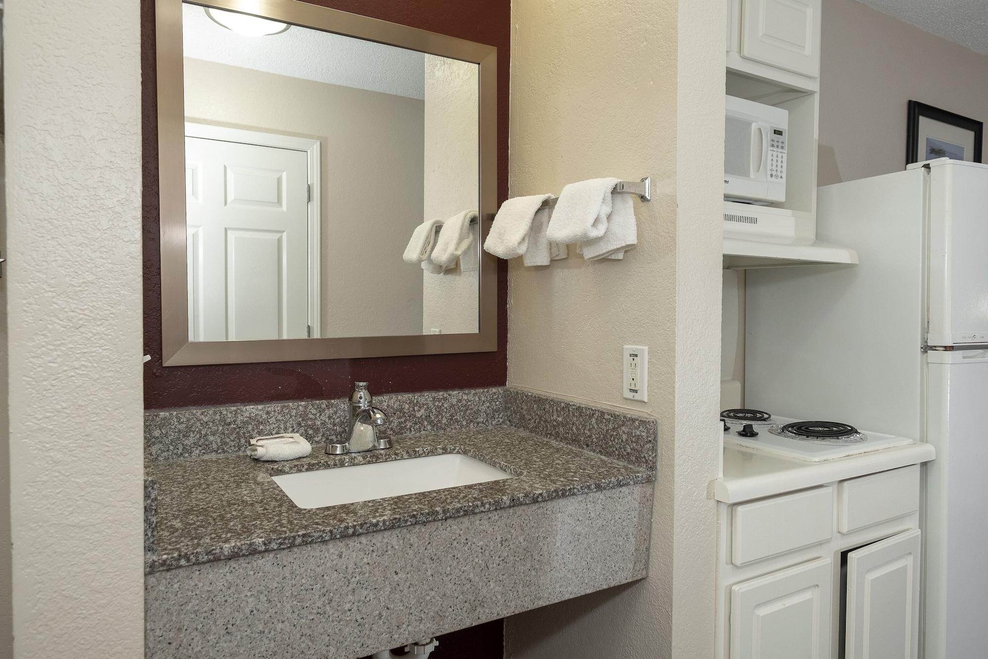 Red Roof Inn & Suites Pensacola-Nas Corry Beach Haven Bagian luar foto