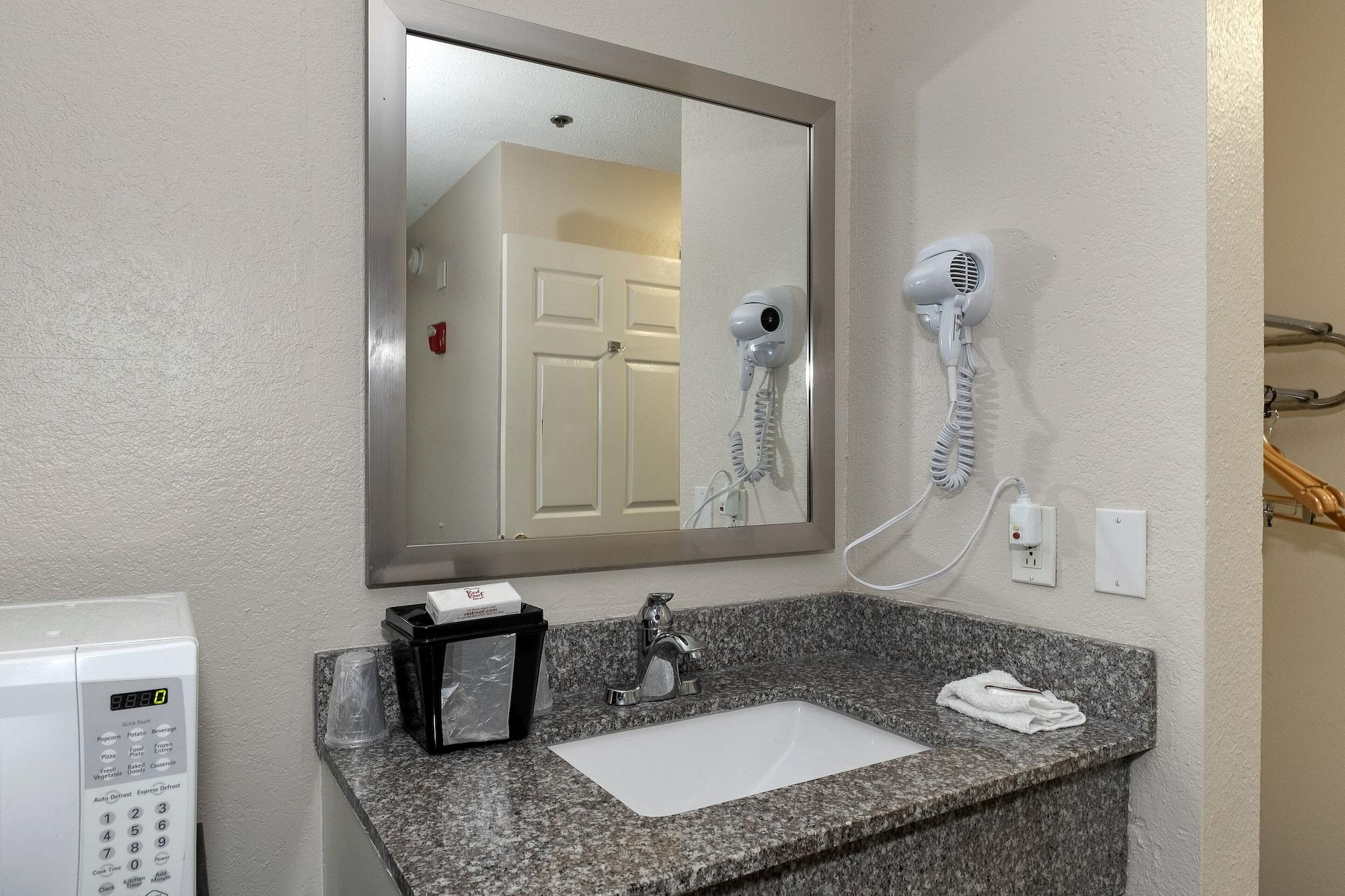 Red Roof Inn & Suites Pensacola-Nas Corry Beach Haven Bagian luar foto