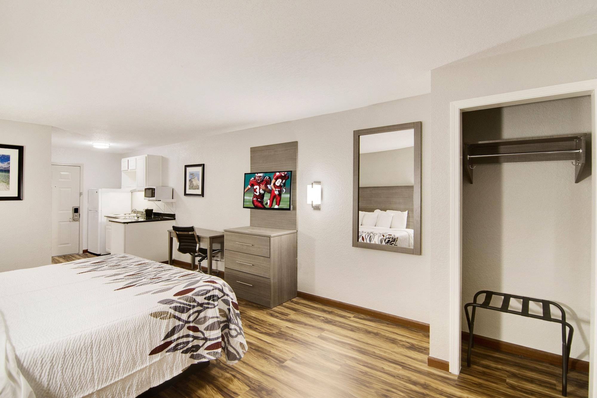 Red Roof Inn & Suites Pensacola-Nas Corry Beach Haven Bagian luar foto