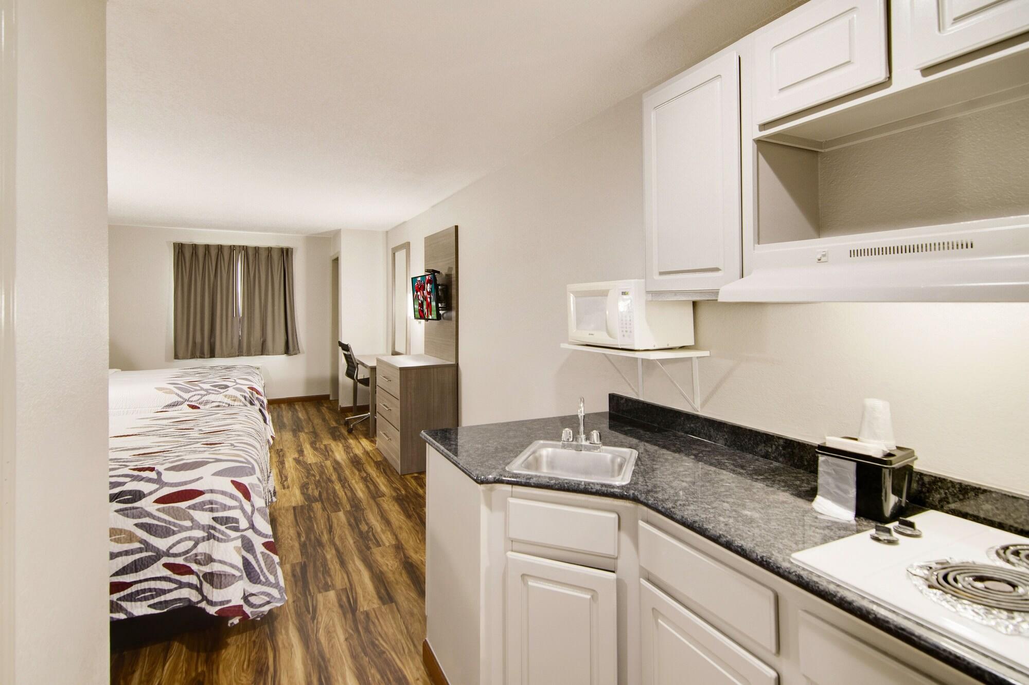 Red Roof Inn & Suites Pensacola-Nas Corry Beach Haven Bagian luar foto