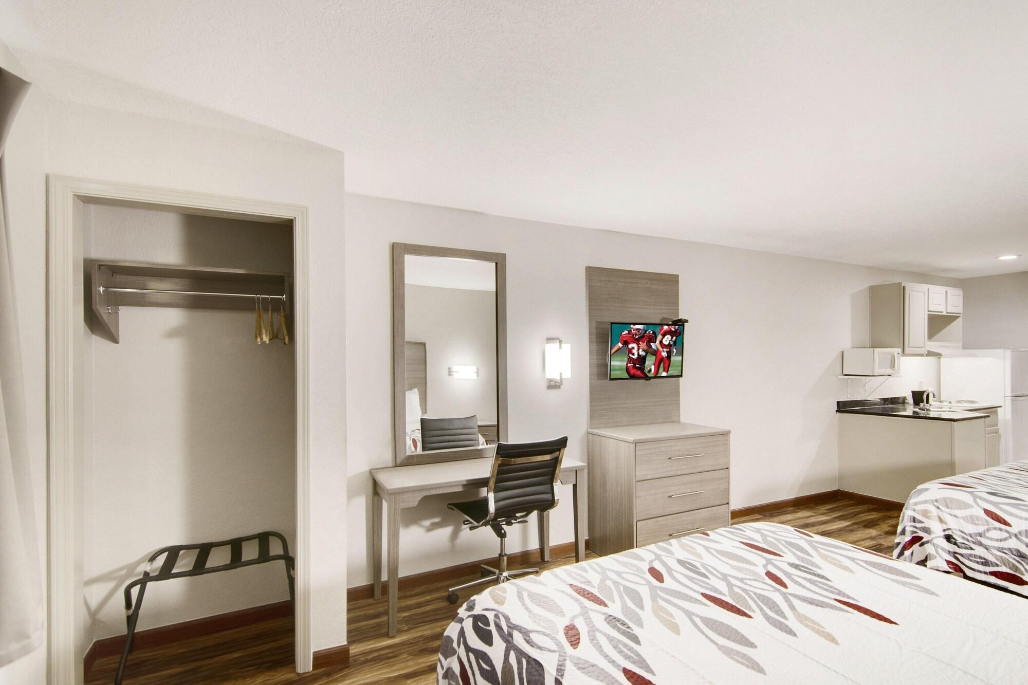 Red Roof Inn & Suites Pensacola-Nas Corry Beach Haven Bagian luar foto