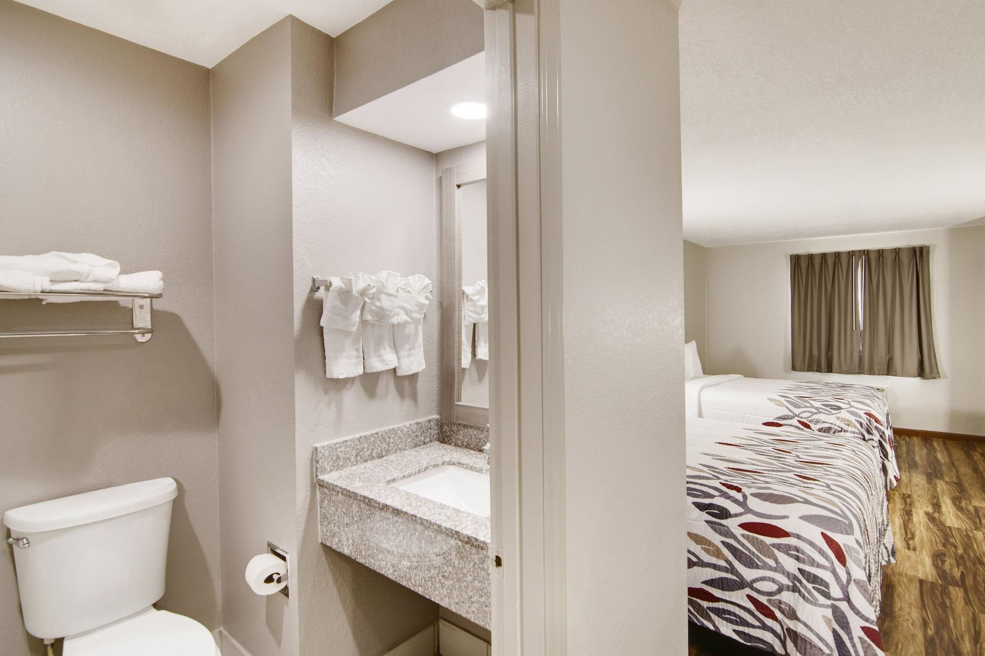 Red Roof Inn & Suites Pensacola-Nas Corry Beach Haven Bagian luar foto