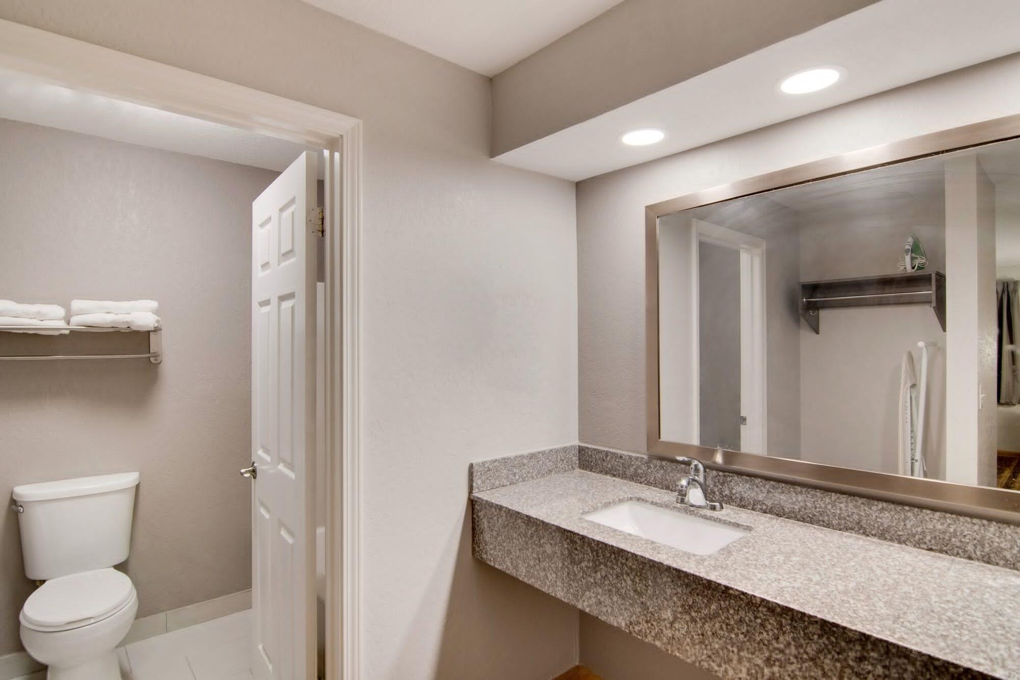 Red Roof Inn & Suites Pensacola-Nas Corry Beach Haven Bagian luar foto