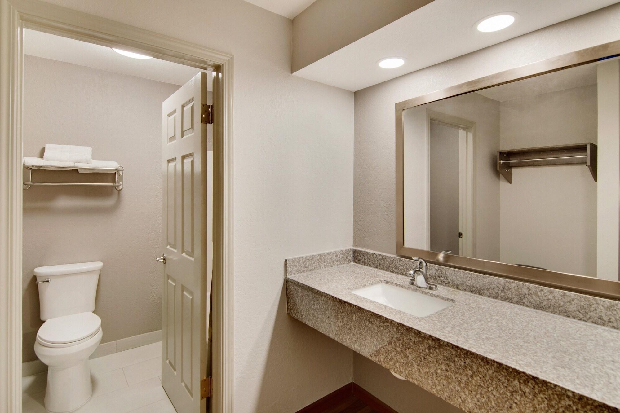 Red Roof Inn & Suites Pensacola-Nas Corry Beach Haven Bagian luar foto
