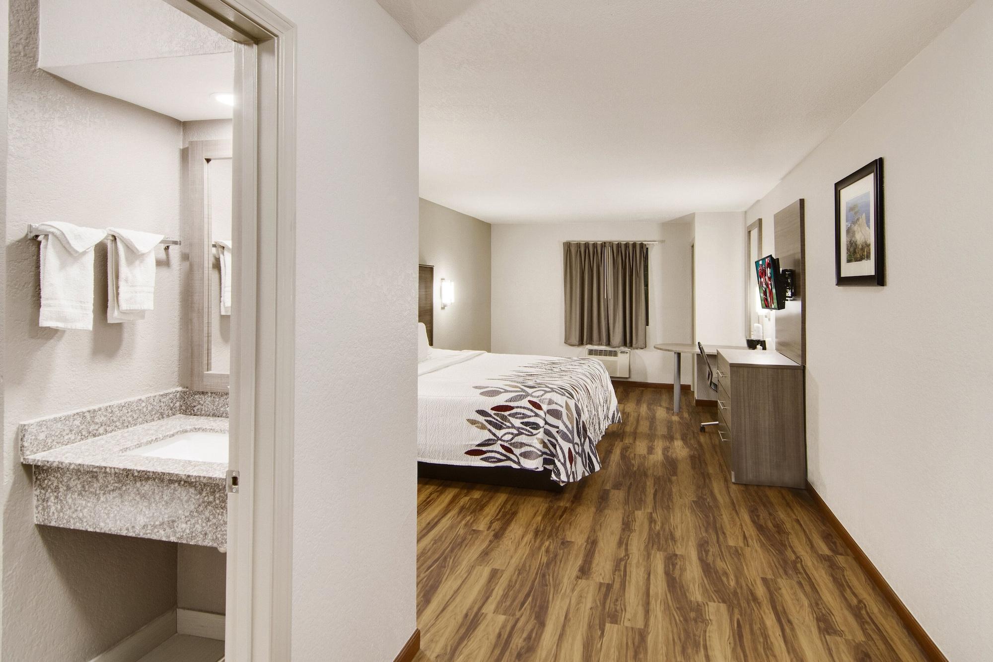 Red Roof Inn & Suites Pensacola-Nas Corry Beach Haven Bagian luar foto