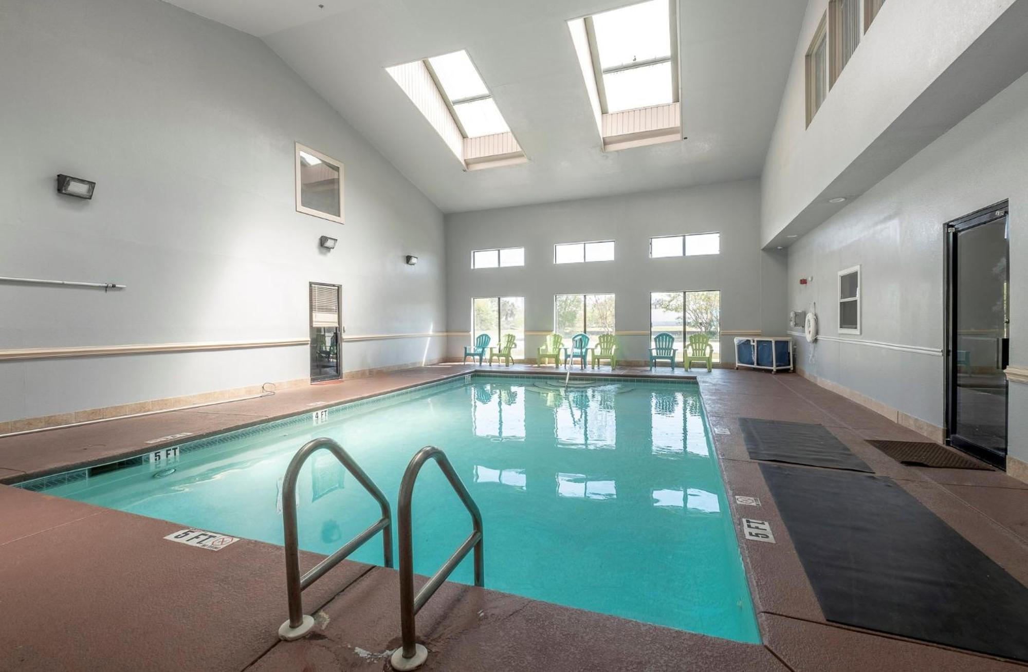 Red Roof Inn & Suites Pensacola-Nas Corry Beach Haven Bagian luar foto